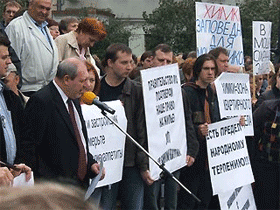 Митинг соинвесторов в Москве. Кадр телеканала НТВ Митинг соинвесторов в Москве. Кадр телеканала НТВ