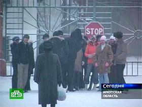 Акция рабочих Бирюсинского завода. Кадр НТВ (с) Акция рабочих Бирюсинского завода. Кадр НТВ (с)