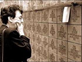 Мемориал "Катынь". Фото EPA (с) Мемориал "Катынь". Фото EPA (с)