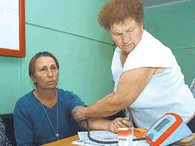 Врач проверяет состояние голодающей, фото "КП" Врач проверяет состояние голодающей, фото "КП"