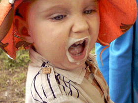 Ребенок и кефир, фото с сайта kuban.kiti.ru Ребенок и кефир, фото с сайта kuban.kiti.ru