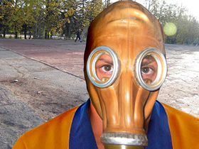 Человек в противогазе, фото с сайта ФК "Асмарал" (С) Человек в противогазе, фото с сайта ФК "Асмарал" (С)