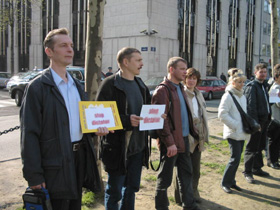 Пикет протеста, фото с сайта freeuzbekistan.com Пикет протеста, фото с сайта freeuzbekistan.com