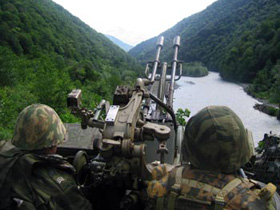 Военные в Кодорском ущелье. Фото с сайта reporter-ufo.ru (С) Военные в Кодорском ущелье. Фото с сайта reporter-ufo.ru (С)