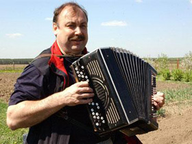 Геннадий Гудков с баяном. Фото с сайта gudkov.ru Геннадий Гудков с баяном. Фото с сайта gudkov.ru