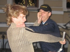 Мордобой комиссара и охранника. Фото с сайта "Наших" (с) Мордобой комиссара и охранника. Фото с сайта "Наших" (с)