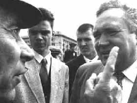 Губернатор Максюта и предприниматели, фото Игоря Гольдберга, сайт Каспаров.Ru Губернатор Максюта и предприниматели, фото Игоря Гольдберга, сайт Каспаров.Ru