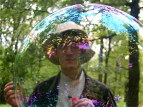 Огромный мыльный пузарь.  Фото с сайта www.photosight.ru Огромный мыльный пузарь.  Фото с сайта www.photosight.ru