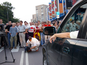 Перекрытие улицы Марашала Берюзова. Фото: Каспаров.Ru Перекрытие улицы Марашала Берюзова. Фото: Каспаров.Ru