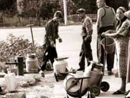 Очередь за водой. Фото Игоря Гольдберга, сайт Kasparov.Ru Очередь за водой. Фото Игоря Гольдберга, сайт Kasparov.Ru