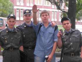 Молодые милиционеры. Фото: с сайта www.community.livejournal.com/anti_musor/ Молодые милиционеры. Фото: с сайта www.community.livejournal.com/anti_musor/