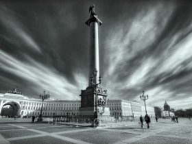 Дворцовая площадь. Фото с сайта pachini.ru Дворцовая площадь. Фото с сайта pachini.ru