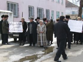 Пикет в Нальчике. Фото с сайта ingushetiya.ru Пикет в Нальчике. Фото с сайта ingushetiya.ru