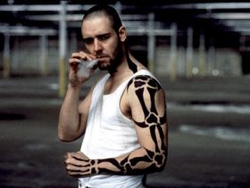 Скинхед в кино. Фото с ew.com Скинхед в кино. Фото с ew.com