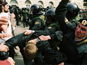 Разгон "Марша несогласных" 15 апреля. Фото с сайта photoline.ru Разгон "Марша несогласных" 15 апреля. Фото с сайта photoline.ru