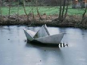 Бумажный кораблик. Фото с сайта: www.viagrande.ru Бумажный кораблик. Фото с сайта: www.viagrande.ru