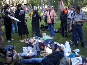 Перформанс в Новосибирске. Фото kissmybabushka.com Перформанс в Новосибирске. Фото kissmybabushka.com