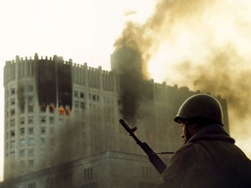 Белый дом в октябре 1993 года. Фото: img3.nnm.ru Белый дом в октябре 1993 года. Фото: img3.nnm.ru