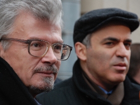 Эдуард Лимонов и Гарри Каспаров. Фото Собкор®ru Эдуард Лимонов и Гарри Каспаров. Фото Собкор®ru