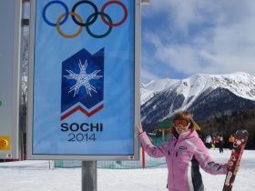 Девушка рядом с билбордом "Сочи-2014". Фото пользователя Valeria Tissen c сайта flickr.com Девушка рядом с билбордом "Сочи-2014". Фото пользователя Valeria Tissen c сайта flickr.com