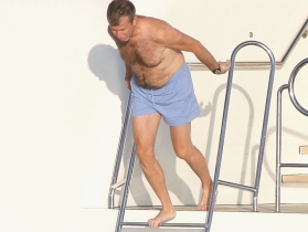 Роман Абрамович на яхте, фото http://hotwebz.ru/ Роман Абрамович на яхте, фото http://hotwebz.ru/