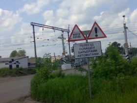 Железнодорожный переезд. Фото: Лиза Охайзина, Каспаров.Ru Железнодорожный переезд. Фото: Лиза Охайзина, Каспаров.Ru