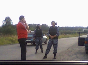 Милицейское оцепление у ИК-12. Фото: Дмитрий Рожин, Каспаров.Ru Милицейское оцепление у ИК-12. Фото: Дмитрий Рожин, Каспаров.Ru