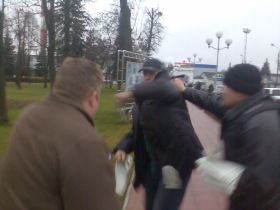 Нападение на профактивистов. Фото: Максим Новак, Каспаров.Ru Нападение на профактивистов. Фото: Максим Новак, Каспаров.Ru