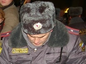 Майор из 2-го оперативного полка ГУВД Москвы на митинге "несогласных" 31 октября. Фото Станислава Решетнева, Каспаров.Ru Майор из 2-го оперативного полка ГУВД Москвы на митинге "несогласных" 31 октября. Фото Станислава Решетнева, Каспаров.Ru