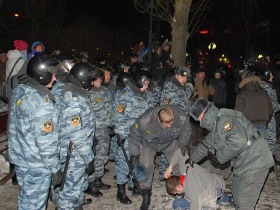 Задержание участника акции памяти Маркелова и Бабуровой 20 января 2010 года. Фото Анастасии Петровой/Каспаров.Ru. Задержание участника акции памяти Маркелова и Бабуровой 20 января 2010 года. Фото Анастасии Петровой/Каспаров.Ru.