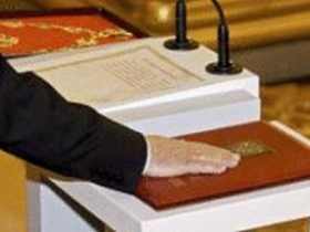 Владимир Путин. Конституция. Фото с сайта volgograd.yabloko.ru Владимир Путин. Конституция. Фото с сайта volgograd.yabloko.ru