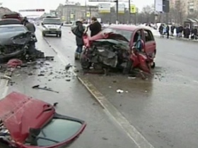 Авария на Ленинском проспекте. Кадр видеозаписи с YouTube.Com Авария на Ленинском проспекте. Кадр видеозаписи с YouTube.Com