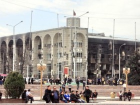Массовые волнения в Кыргызстане. Фото с сайта photo.kg Массовые волнения в Кыргызстане. Фото с сайта photo.kg