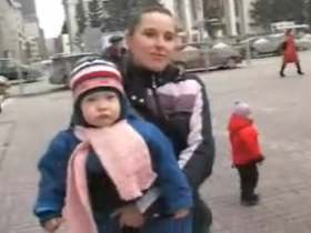 Участница акции за принятие Областным советом Новосибирска закона о компенсациях родителям, чьи дети не получили места в детских садах Участница акции за принятие Областным советом Новосибирска закона о компенсациях родителям, чьи дети не получили места в детских садах