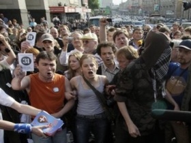 Фото с триумфальной площади. В центре Анастасия Рыбаченко. источник: www.cache.daylife.com Фото с триумфальной площади. В центре Анастасия Рыбаченко. источник: www.cache.daylife.com