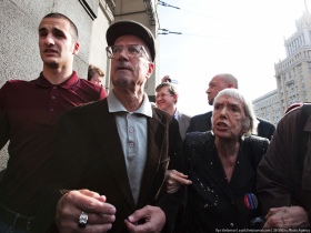 Людмила алексеева и Эдуард Лимонов. Триумфальная плщадь 31 мая. Фото Ильи варламова, фотоагентство "28-300" Людмила алексеева и Эдуард Лимонов. Триумфальная плщадь 31 мая. Фото Ильи варламова, фотоагентство "28-300"