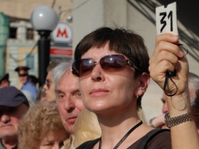 Участники акции в защиту Конституции на Триумфальной площади, 31.05.2010. Фото Анастасии Петровой/Каспаров.Ru. Участники акции в защиту Конституции на Триумфальной площади, 31.05.2010. Фото Анастасии Петровой/Каспаров.Ru.