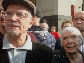 Эдуард Лимонов и Людмила Алексеева. Фото Анастасии Петровой/Каспаров.Ru. Эдуард Лимонов и Людмила Алексеева. Фото Анастасии Петровой/Каспаров.Ru.