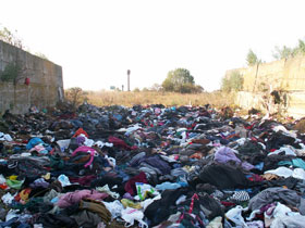 Гуманитарная помощь на свалке. Фото: Владимир Барков. Гуманитарная помощь на свалке. Фото: Владимир Барков.