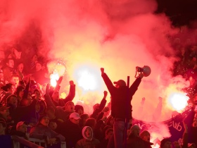 Футбольные фанаты. Фото с сайта "Школа жизни" Футбольные фанаты. Фото с сайта "Школа жизни"