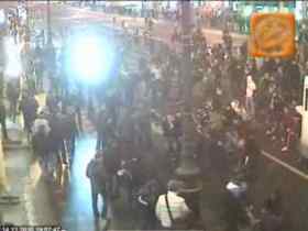 Фрагмент записи избиения милиции на Невском проспекте с сайта fontanka.ru