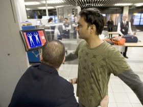 Досмотр. Фото с сайта www.latimes.com Досмотр. Фото с сайта www.latimes.com