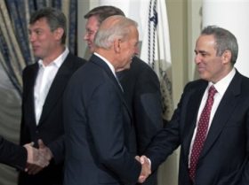 Вице-президент США Джозеф Байден и российские оппозиционеры. Фото с сайта daylife.com Вице-президент США Джозеф Байден и российские оппозиционеры. Фото с сайта daylife.com