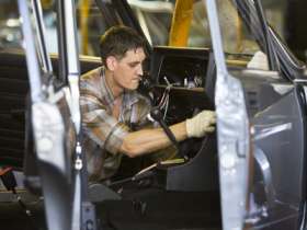 Рабочий АвтоВАЗа. Фото: ИТАР-ТАСС Рабочий АвтоВАЗа. Фото: ИТАР-ТАСС