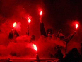 Молодые люди с файерами. Фото с сайта http://www.yuga.ru Молодые люди с файерами. Фото с сайта http://www.yuga.ru