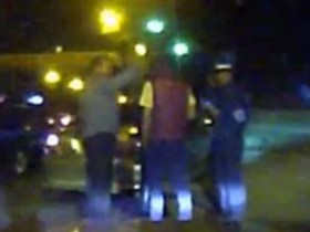 Гаишник бьет стритрейсера. Кадр из видеоролика, размещенного на YouTube Гаишник бьет стритрейсера. Кадр из видеоролика, размещенного на YouTube