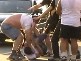 Драка протестующих с водителями. Кадр Грани-ТВ Драка протестующих с водителями. Кадр Грани-ТВ