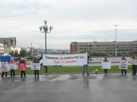 Экологический пикет в Магнитогорске, фото Андрея Романова, Каспаров.Ru Экологический пикет в Магнитогорске, фото Андрея Романова, Каспаров.Ru