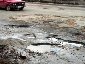 Ямы на дорогах. Фото: Виктор Надеждин, Каспаров.Ru Ямы на дорогах. Фото: Виктор Надеждин, Каспаров.Ru