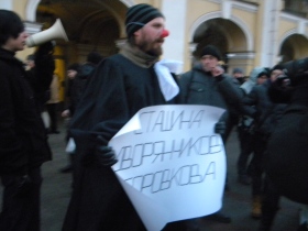 Участник акции "Стратегии-31" в костюме судьи. Фото Каспарова.Ru Участник акции "Стратегии-31" в костюме судьи. Фото Каспарова.Ru